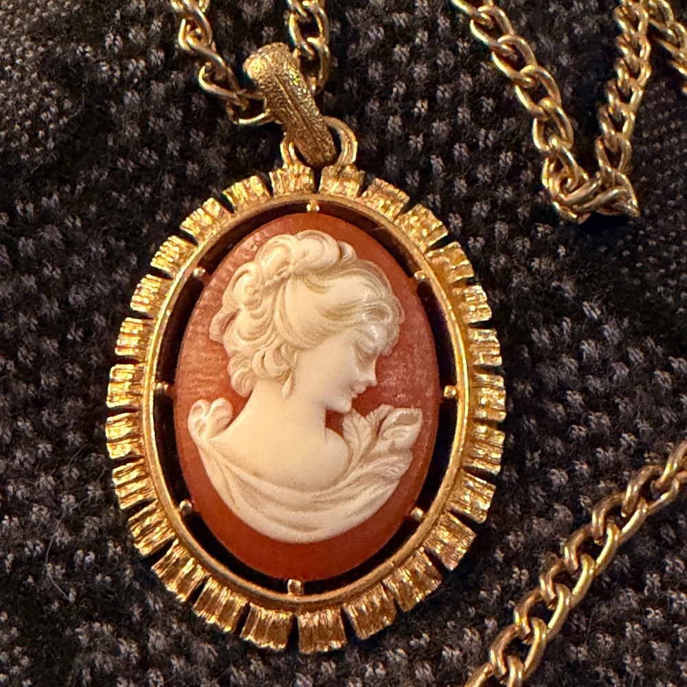 🌹VTG Gold Victorian Cameo Pendant Necklace Heirloom Double-Sided Royal Crest - Picture 2 of 9